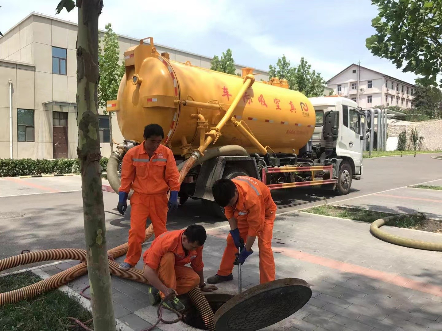 宜良管道疏通车停在窨井附近