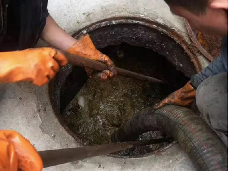 宜良清理化粪池时如何避免沼气的危害？